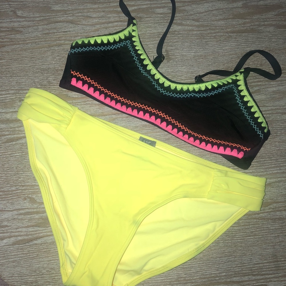 Black swim top! LOOKS BRAND NEW! (worn twice)